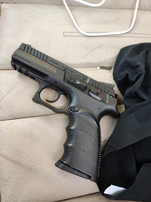 اللد : إعتقال مواطن بحوزته مسدس وغطاء وجه داخل السيارة 